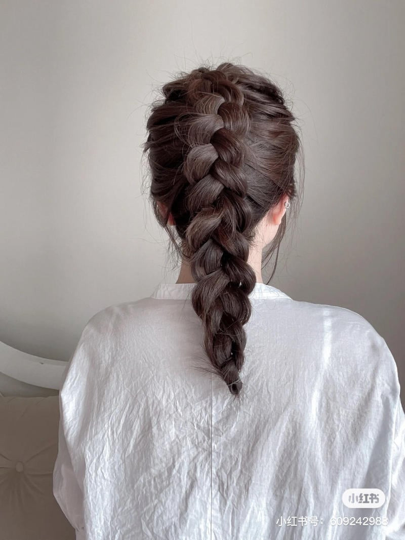 Mô tả ảnh: Kiểu tết tóc ngược từ đỉnh đầu tạo độ bồng bềnh ấn tượng