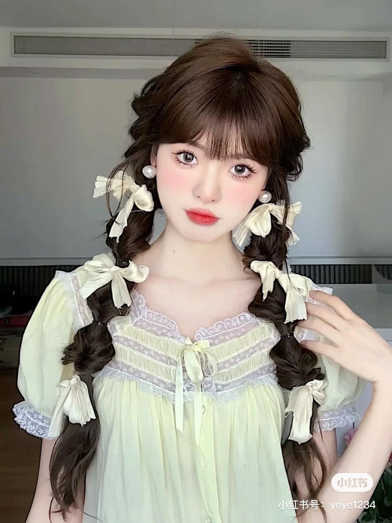 Mô tả ảnh: Kiểu tóc tết lệch vai đơn giản được trang trí bằng nơ