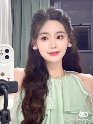 Mô tả ảnh: Kiểu tóc xoăn lơi nhẹ nhàng với phụ kiện tinh xảo phù hợp đi tiệc