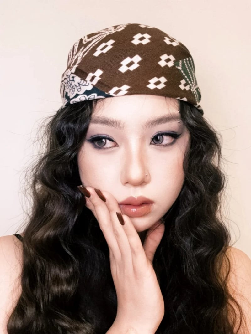 Mô tả ảnh: Tóc uốn chữ C ôm mặt kết hợp cùng turban vải họa tiết