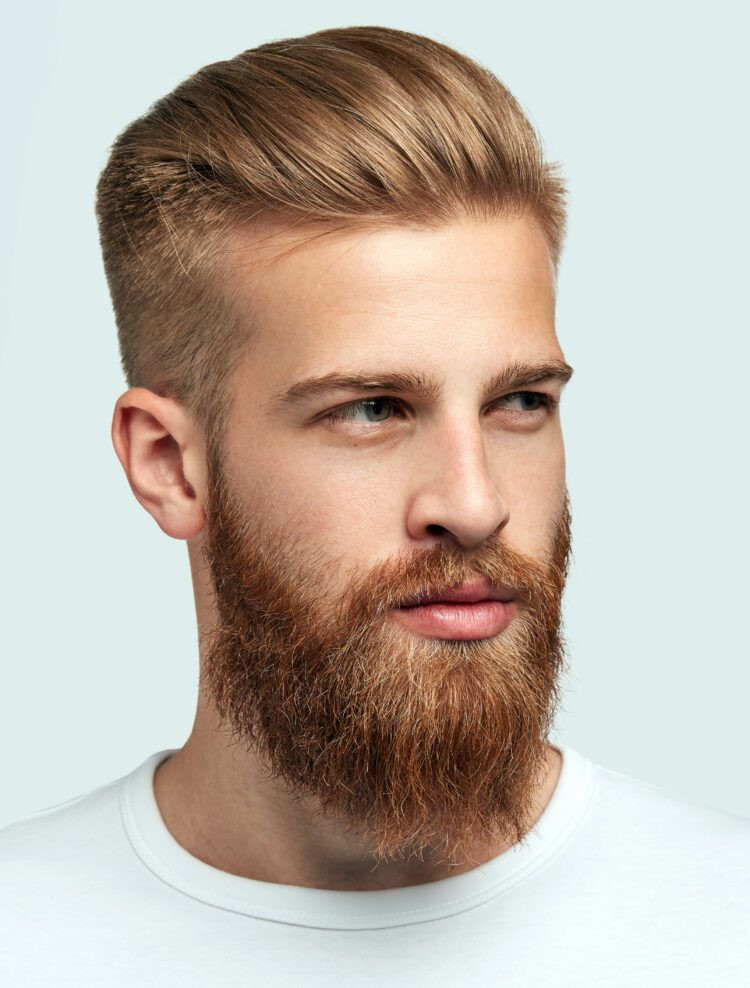 Mô tả chi tiết kiểu tóc nam chải ngược dành cho tóc gợn sóng tự nhiên