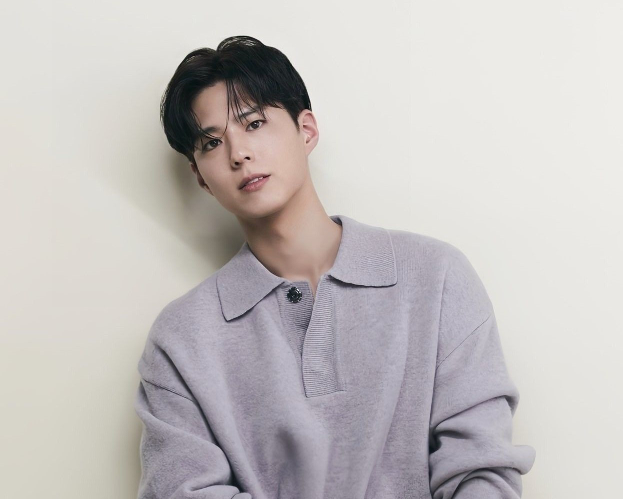 Park Bo Gum với kiểu tóc bồ luống chia ngôi giữa lãng tử