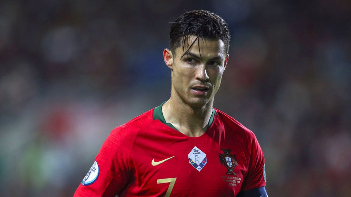 Ronaldo thể hiện phong cách thời trang và tóc đa dạng