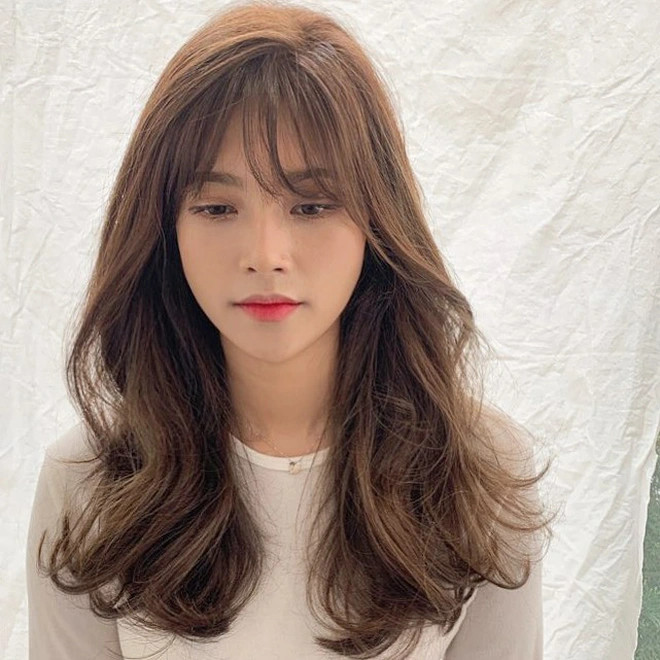 Tóc uốn nhẹ nhàng tạo sự thanh lịch khi đi khai giảng